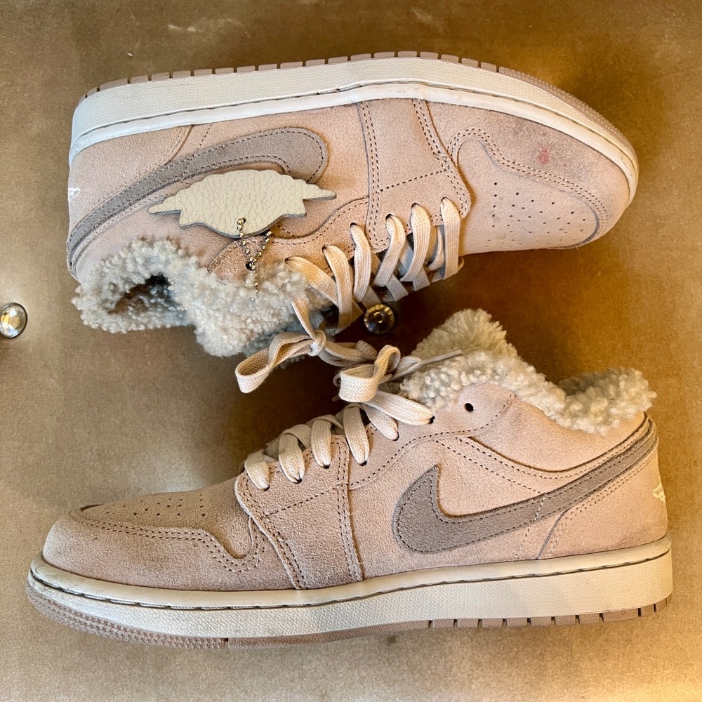 AIR JORDAN WOMENS 1 LOW SE SHERPA FLEECE {10.5} - Picture 6 of 7